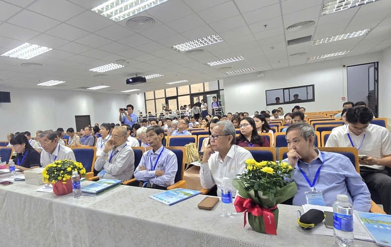 ការផ្សព្វផ្សាយផលិតផលជីវសាស្រ្តលើអង្ករ៖ 'សំបុត្របៃតង' សម្រាប់អង្ករវៀតណាម - រូបថត ១. Thúc đẩy chế phẩm sinh học trên lúa: 'Tấm vé xanh' cho hạt gạo Việt- Ảnh 1.