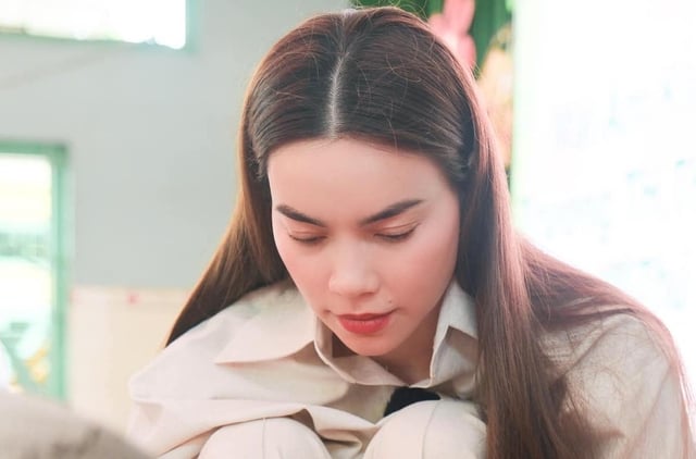 Ho Ngoc Ha, yeni MV'den elde ettiği geliri selden etkilenen bölgelerdeki insanlara destek olmak için kullanıyor - Fotoğraf 1. Hồ Ngọc Hà dùng doanh thu MV mới hỗ trợ người dân vùng bão lũ- Ảnh 1.