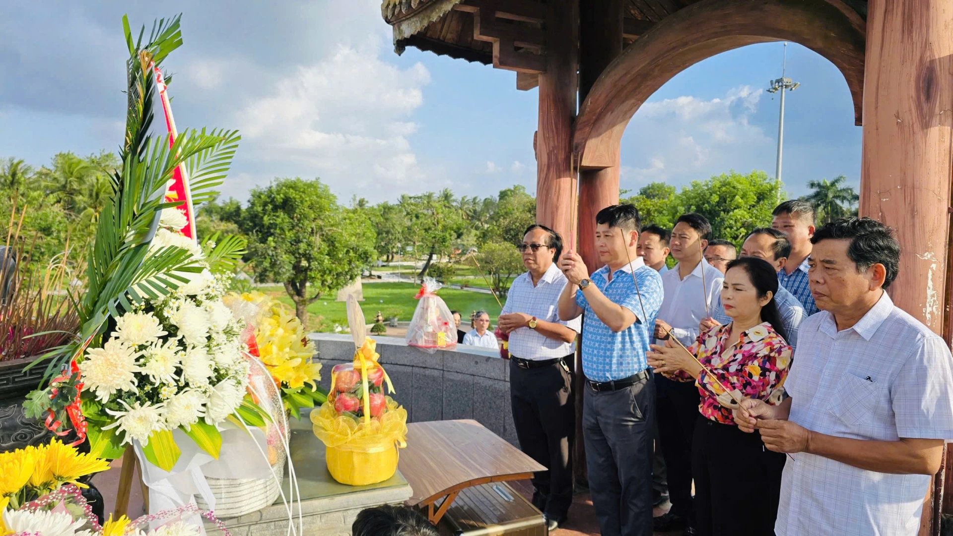 Provinční novinářská asociace Nghe An pálí kadidlo v citadele Quang Tri