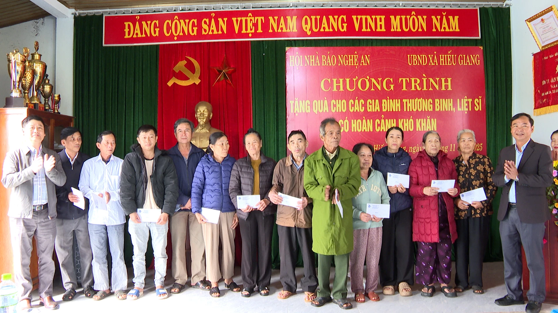Provinční novinářská asociace Nghe An předává dary rodinám válečných invalidů a mučedníků v těžkých životních podmínkách v obci Hieu Giang v provincii Quang Tri.