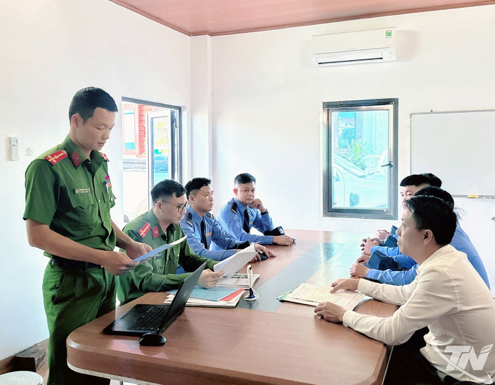 ក្រុមការងារនៃនាយកដ្ឋានគ្រប់គ្រងសណ្តាប់ធ្នាប់សង្គម ស្នងការដ្ឋាននគរបាលខេត្ត បានចុះពិនិត្យ និងណែនាំនៅទីតាំងអាជីវកម្មសេវាសន្តិសុខ។