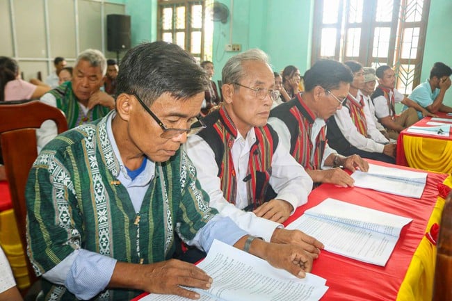 ការពង្រឹងតួនាទីនៃប្រព័ន្ធនយោបាយមូលដ្ឋានក្នុងការអនុវត្តគោលដៅកាត់បន្ថយភាពក្រីក្រប្រកបដោយនិរន្តរភាព - រូបថត ១. Tăng cường vai trò của hệ thống chính trị cơ sở trong thực hiện mục tiêu giảm nghèo bền vững - Ảnh 1.