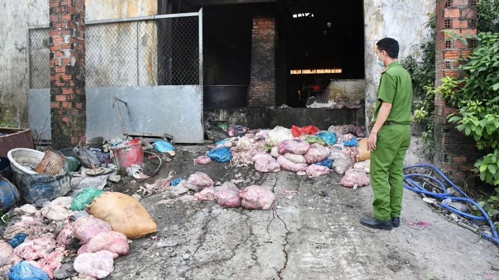 Miejsce nielegalnego przetwórstwa tłuszczu zwierzęcego podczas kontroli policyjnej. Zdjęcie: CACC