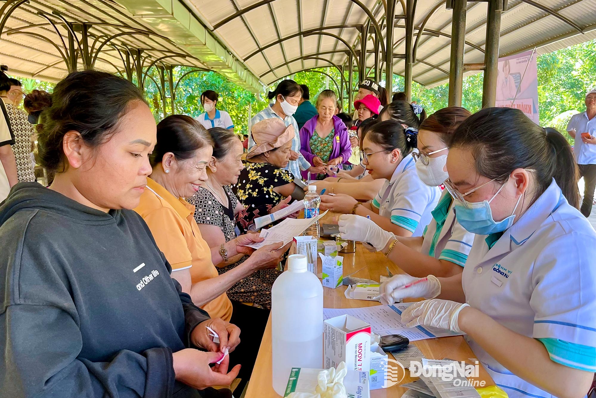 មនុស្សជាច្រើនបានទទួលការប្រឹក្សាសុខភាព ការពិនិត្យសុខភាព និងថ្នាំដោយឥតគិតថ្លៃ។ រូបថត៖ Truong Hien