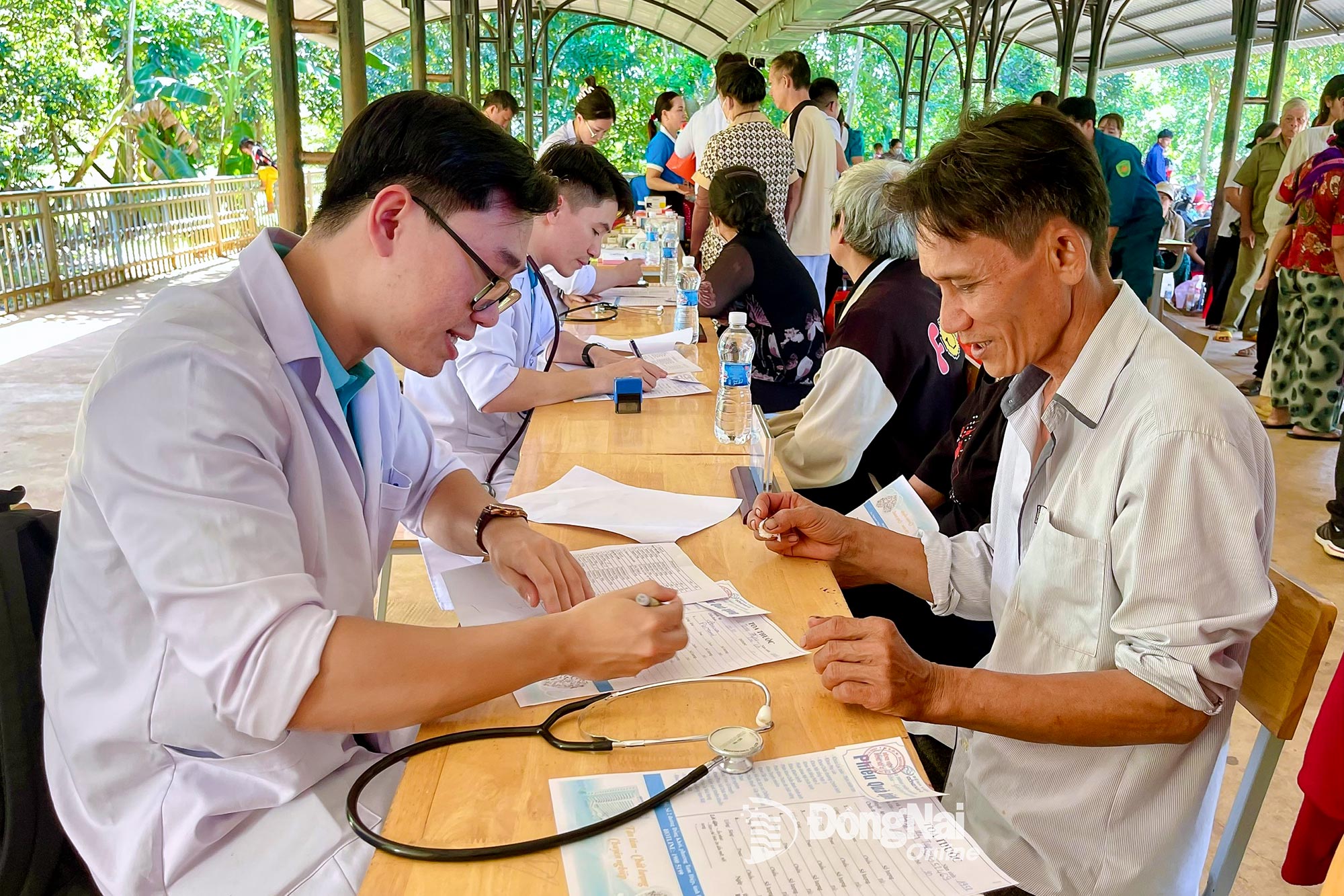 វេជ្ជបណ្ឌិត និងគិលានុបដ្ឋាយិកាពន្យល់លម្អិតអំពីជំងឺនេះ និងវិធីការពារវាក្នុងជីវិតប្រចាំថ្ងៃដល់មនុស្ស។ រូបថត៖ Truong Hien