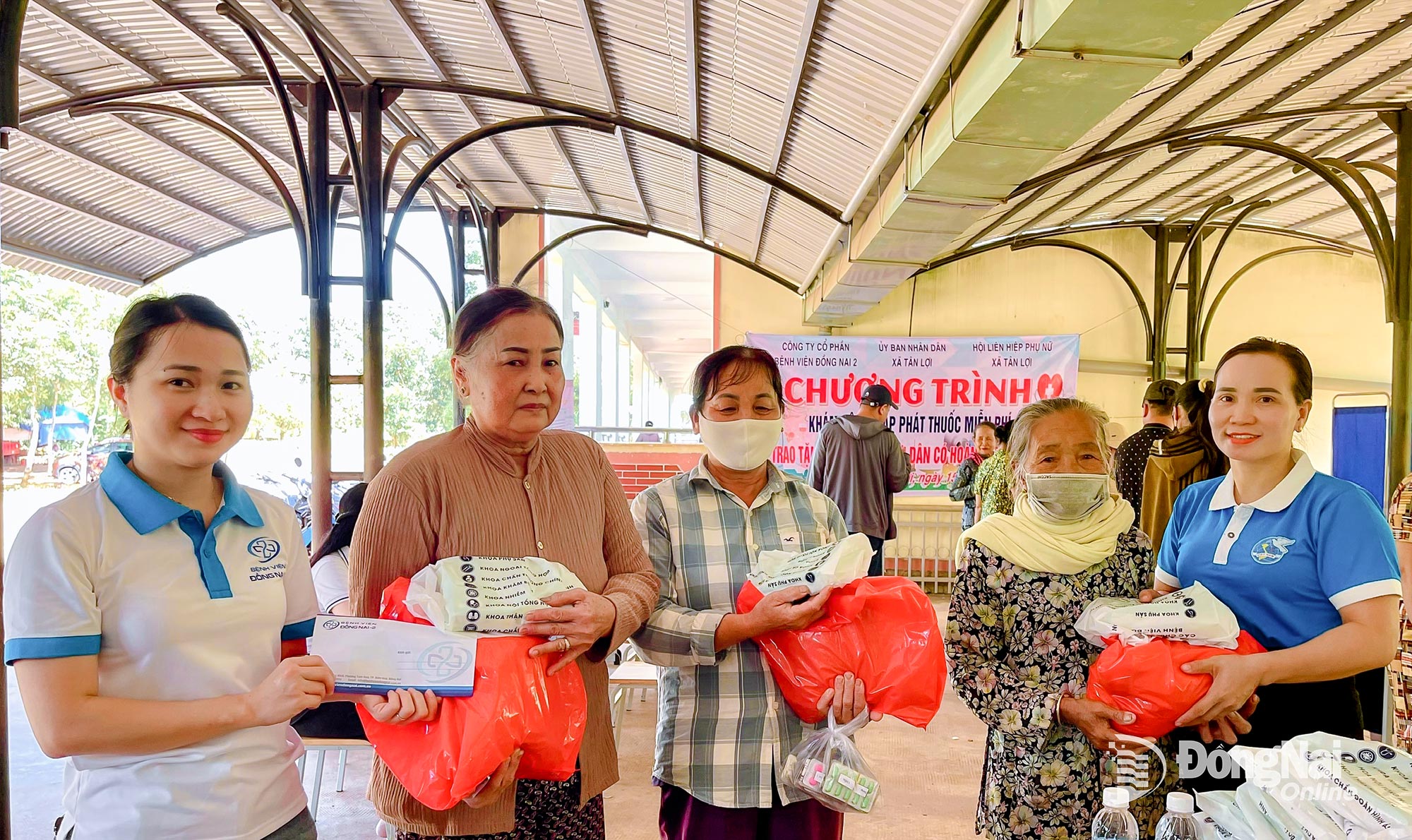 ក្រុមហ៊ុនភាគហ៊ុនរួមមន្ទីរពេទ្យ Dong Nai 2 បានប្រគល់អំណោយចំនួន 120 ដល់គ្រួសារដែលមានស្ថានភាពលំបាកនៅឃុំ Tan Loi ។ រូបថត៖ Truong Hien