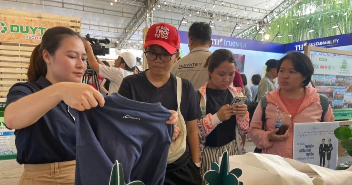 Sản phẩm tái chế hút giới trẻ tại Ngày hội Việt Nam Xanh