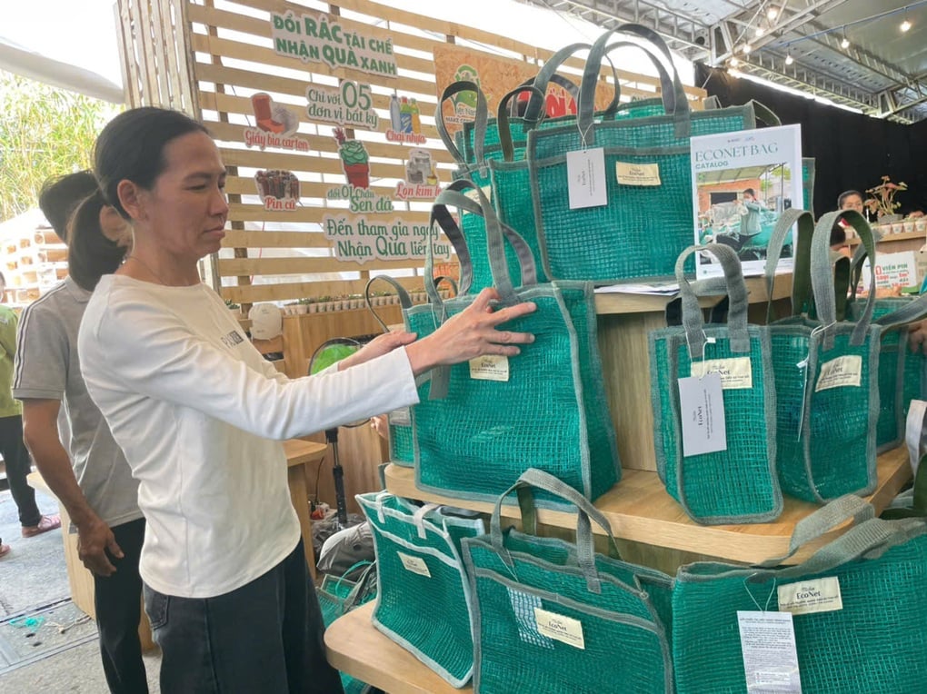 Återvunna produkter lockar unga människor på Green Vietnam Festival - 1