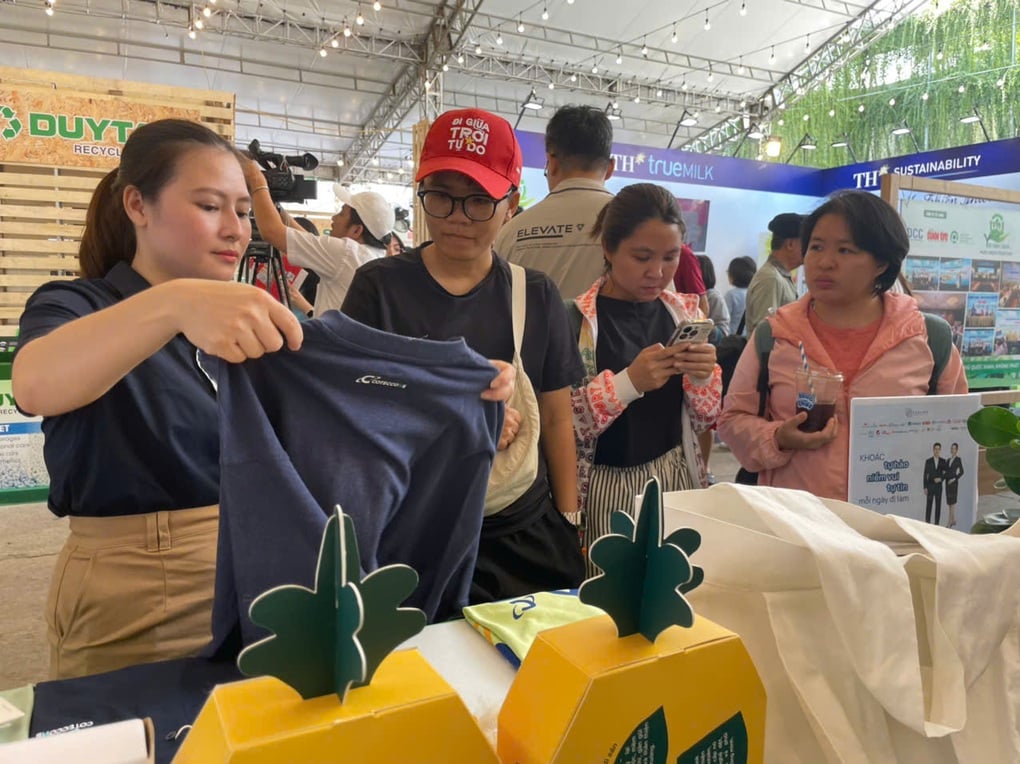Återvunna produkter lockar unga människor på Green Vietnam Festival - 2