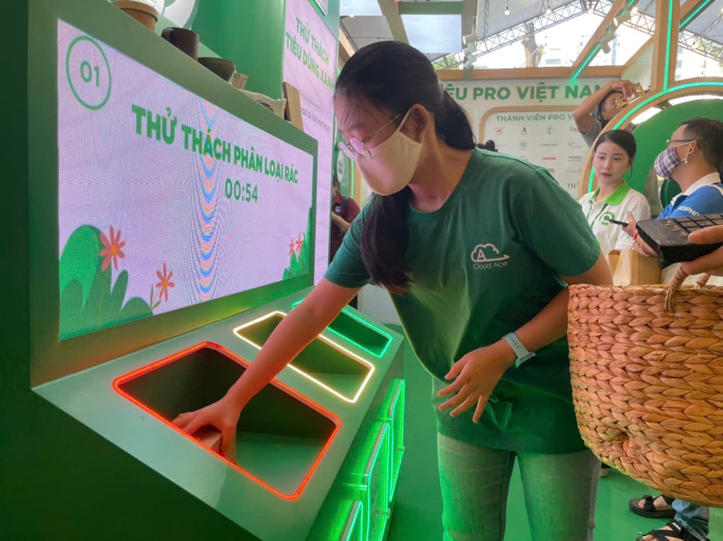 Återvunna produkter lockar unga människor på Green Vietnam Festival - 3