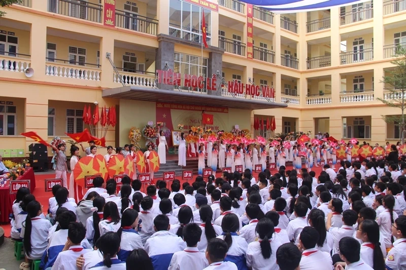 ໂຮງຮຽນ ມັດທະຍົມ ດົງທົ໋ງ ຈັດຕັ້ງວັນມະຫາສາມັກຄີແຫ່ງຊາດ ແລະ ສະເຫຼີມສະຫຼອງວັນຄູຫວຽດນາມ