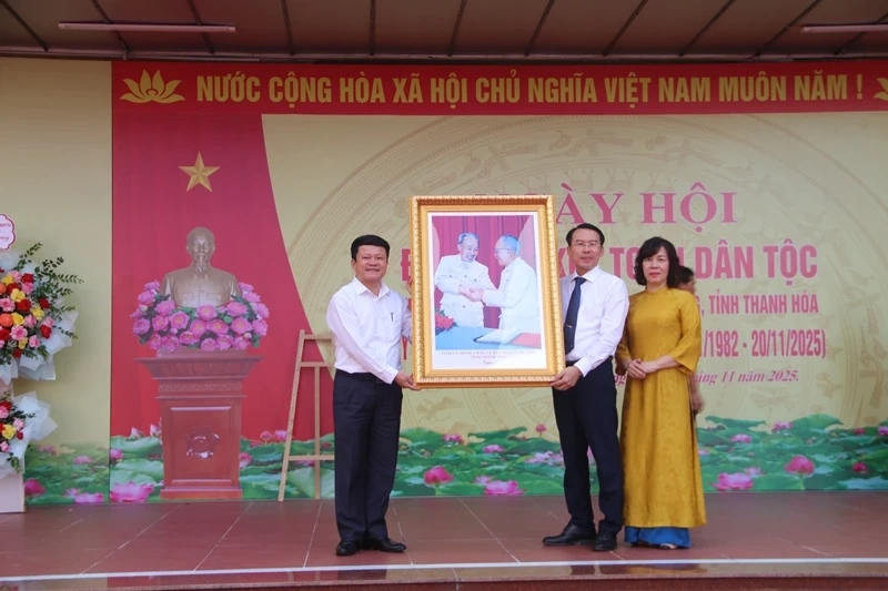 ໂຮງຮຽນ ມັດທະຍົມ ດົງທົ໋ງ ຈັດຕັ້ງວັນມະຫາສາມັກຄີແຫ່ງຊາດ ແລະ ສະເຫຼີມສະຫຼອງວັນຄູຫວຽດນາມ