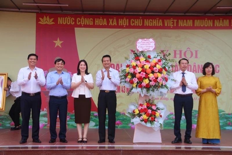 ໂຮງຮຽນ ມັດທະຍົມ ດົງທົ໋ງ ຈັດຕັ້ງວັນມະຫາສາມັກຄີແຫ່ງຊາດ ແລະ ສະເຫຼີມສະຫຼອງວັນຄູຫວຽດນາມ