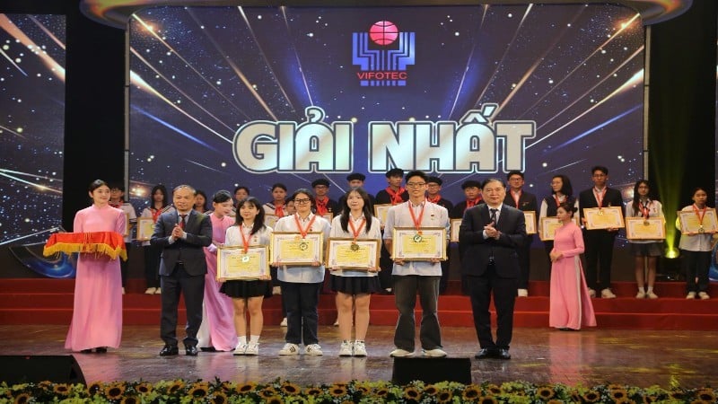 A Szervezőbizottság első díjat ítélt oda a nyertes szerzőknek.