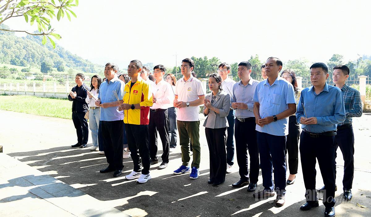 Đoàn đại biểu dâng hương tại Khu Di tích lịch sử Chính phủ - là nơi ở, làm việc của Văn phòng Chủ tịch phủ, Thủ Tướng phủ từ năm 1948 đến năm 1954 tại xã Minh Thanh.