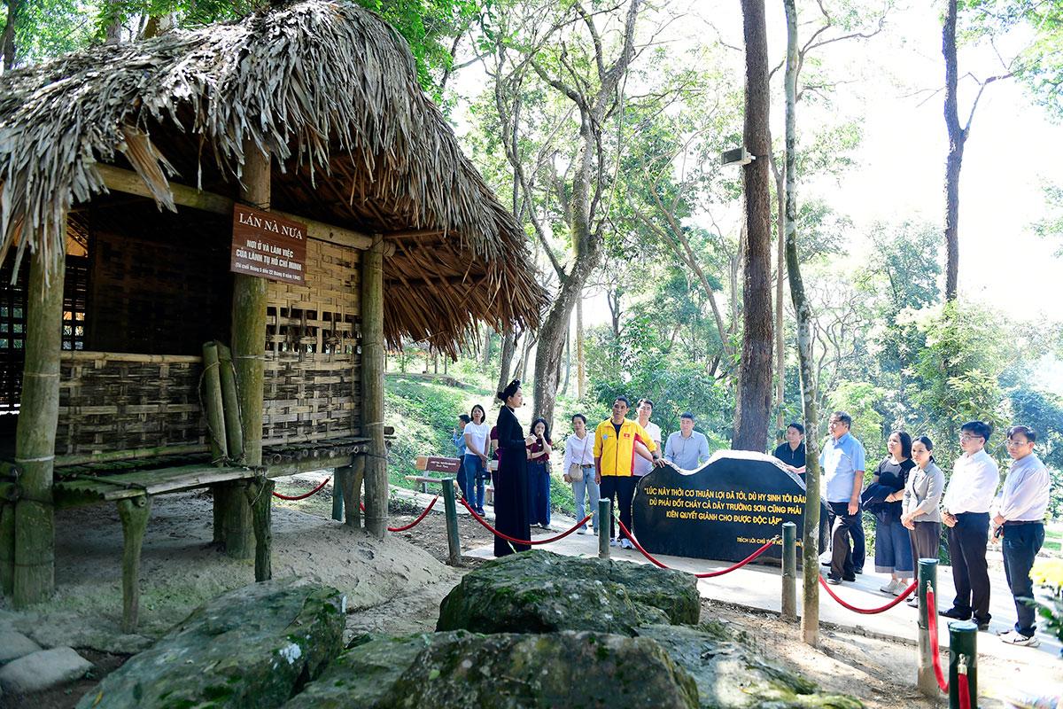 Đoàn đại biểu thăm và dâng hương tại lán Nà Nưa.