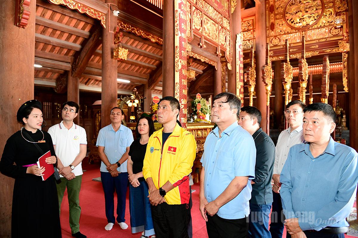 Đại biểu nghe thuyết minh tại Khu tưởng niệm Chủ tịch Hồ Chí Minh và các vị tiền bối cách mạng.