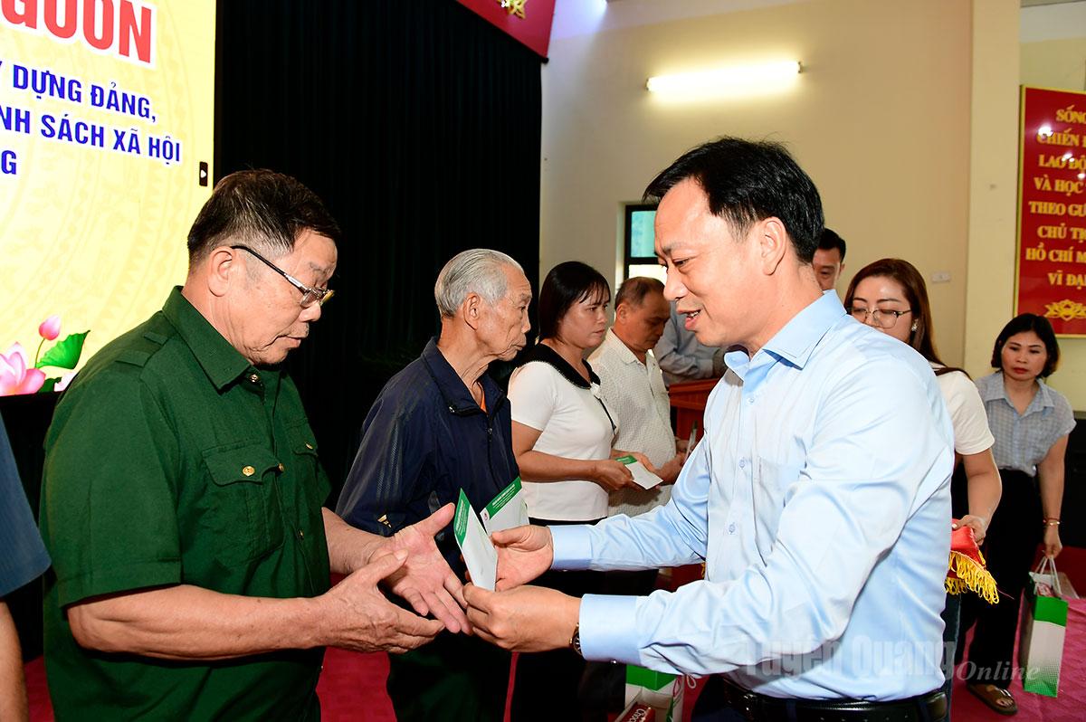 Đồng chí Lại Xuân Lâm, Phó Bí thư Đảng ủy Chính phủ tặng quà cho các gia đình chính sách, hộ nghèo trên địa bàn xã Tân Trào.