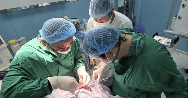 Ê-kíp bác sĩ tại Côn Đảo cứu sống ngư dân đa chấn thương nguy kịch