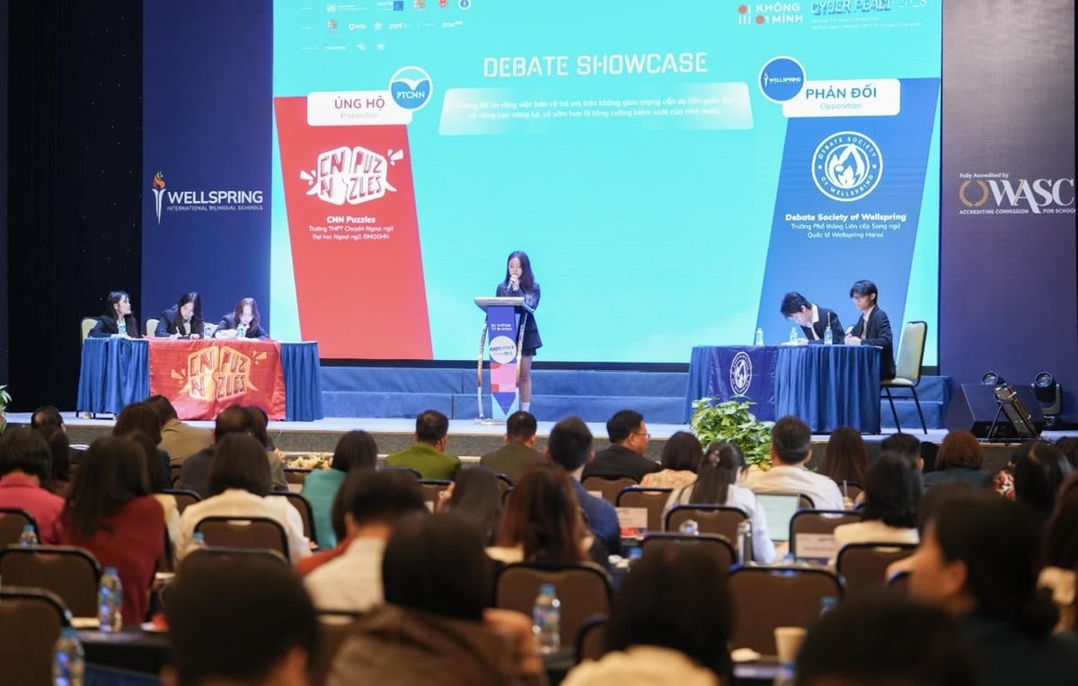 Pelajar menyertai aktiviti Debat Showcase.