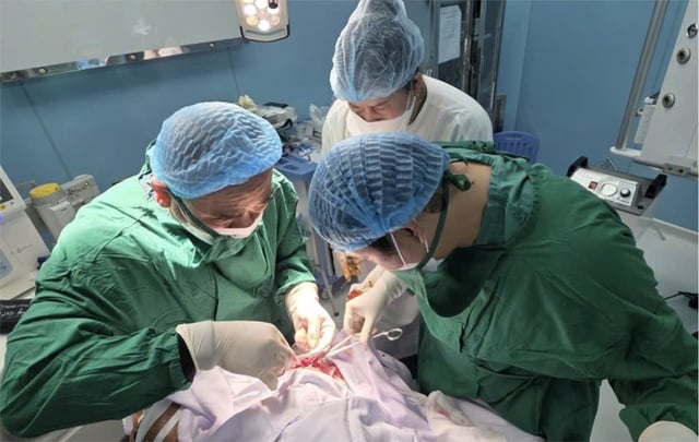 Een medisch team in Con Dao redde het leven van een visser met meerdere ernstige verwondingen - Foto 1. Ê-kíp bác sĩ tại Côn Đảo cứu sống ngư dân đa chấn thương nguy kịch- Ảnh 1.