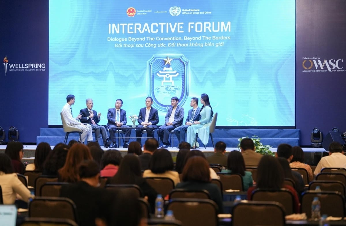 Wakil Kementerian Keselamatan Awam, Kementerian Luar Negeri, Kementerian Pendidikan dan Latihan dan Institut Sains Pendidikan Vietnam menyertai sesi dialog pada majlis itu.