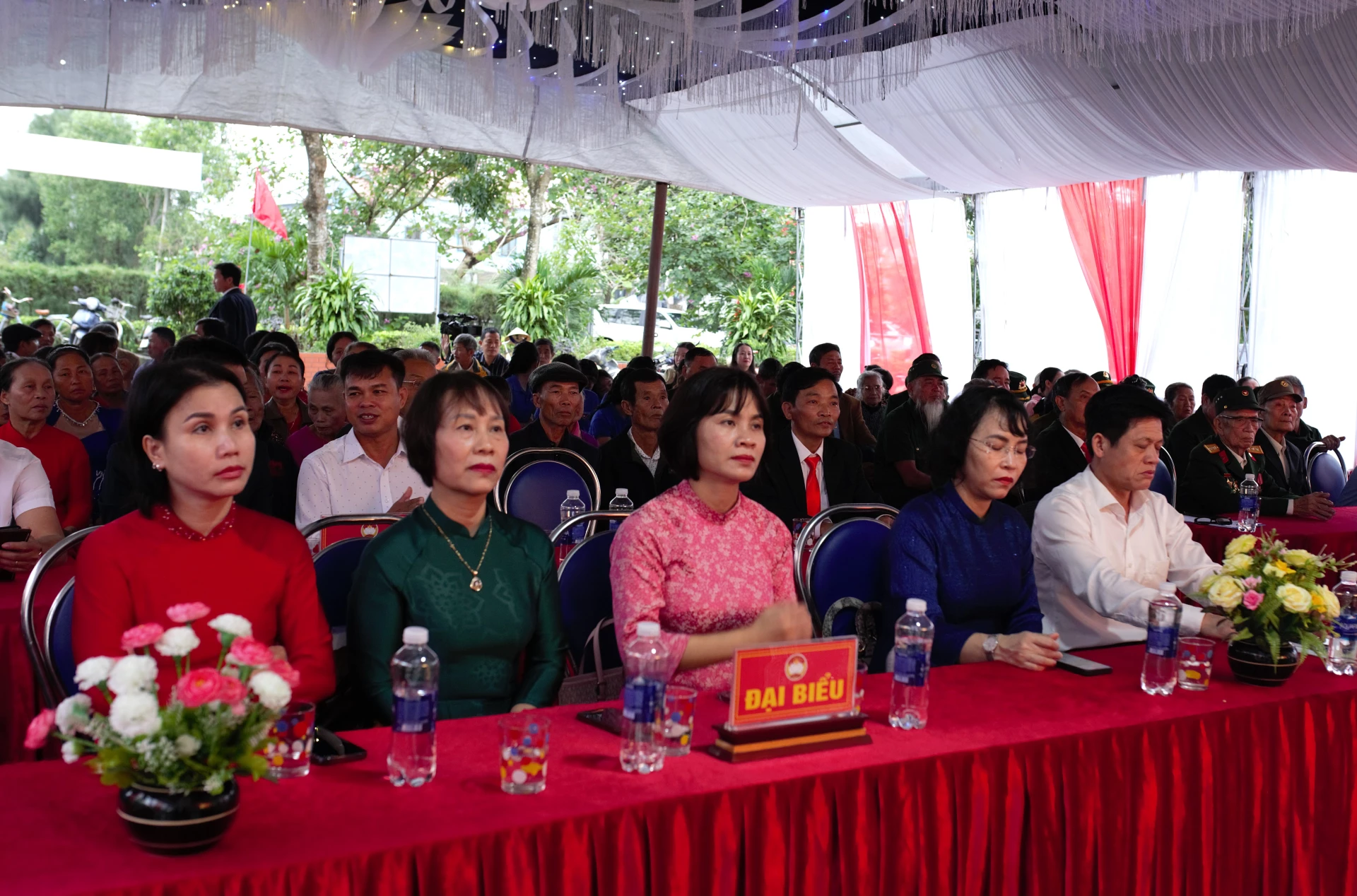 Delegáti účastnící se Národního dne jednoty ve vesnici Hoa Tan - Foto: H.N