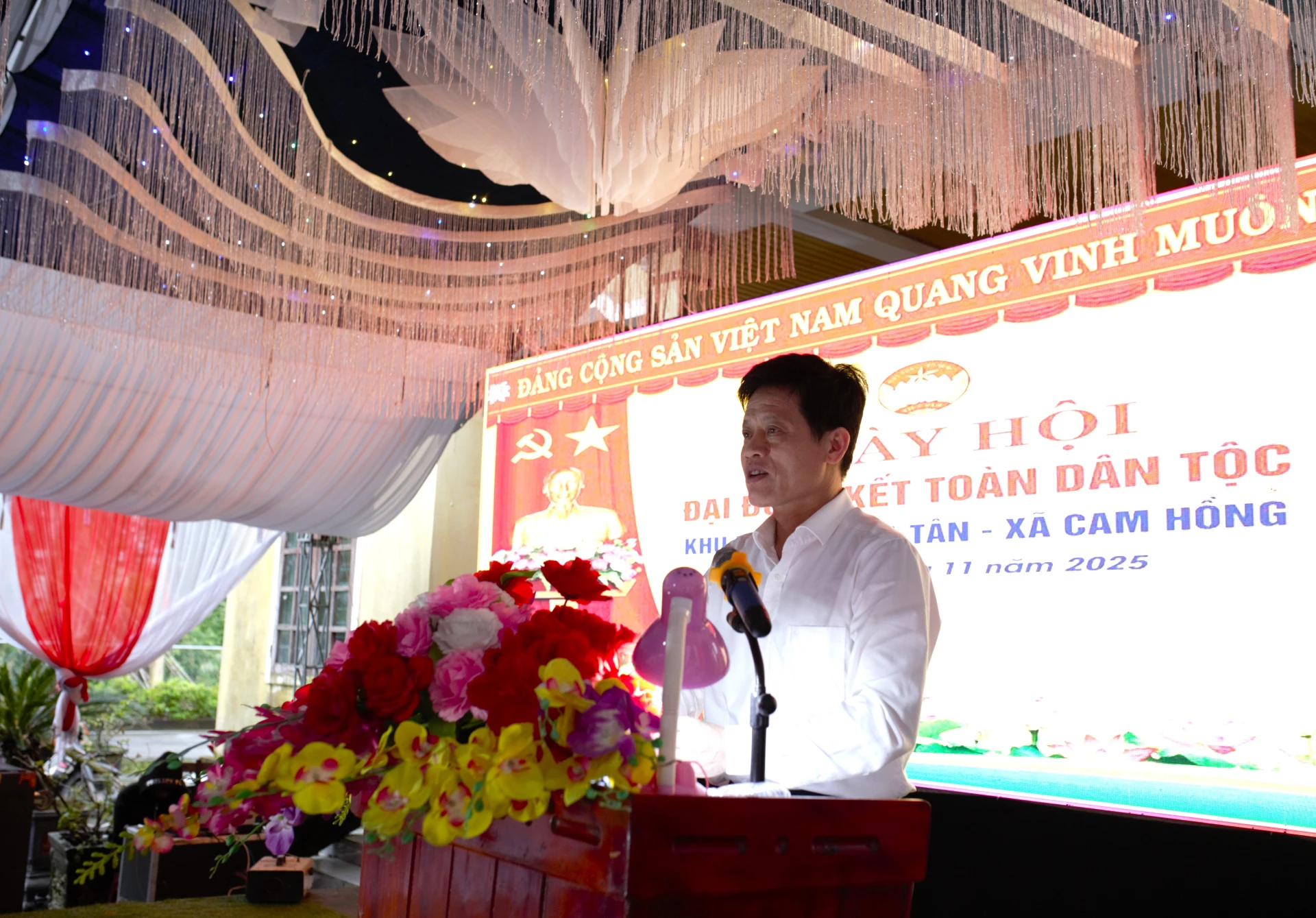 Soudruh Le Van Bao, vedoucí kanceláře provinčního výboru strany, promluvil na festivalu - Foto: H.N