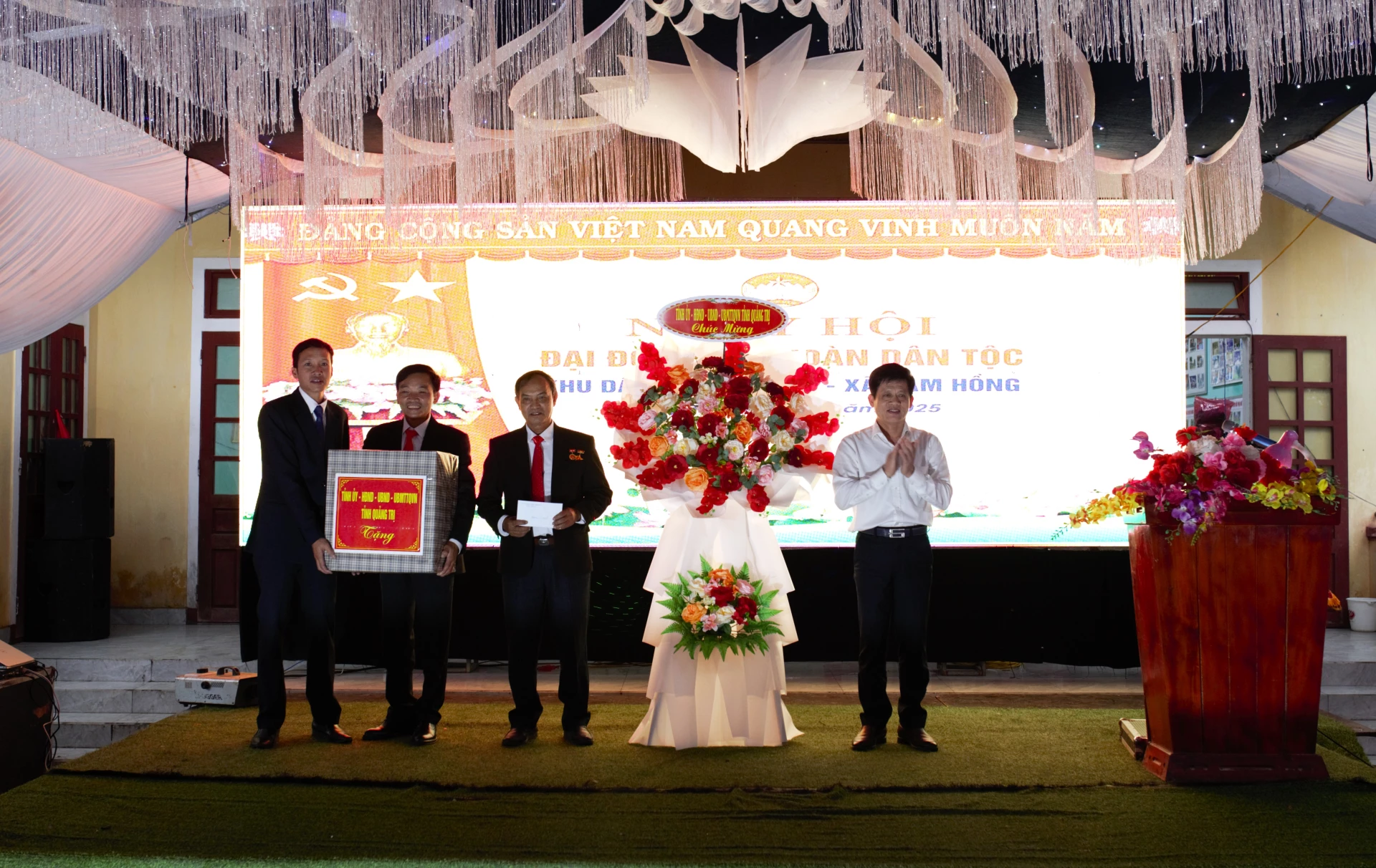 Soudruh Le Van Bao, vedoucí kanceláře provinčního výboru strany, předal dary obyvatelům rezidenční čtvrti Hoa Tan - Foto: H.N