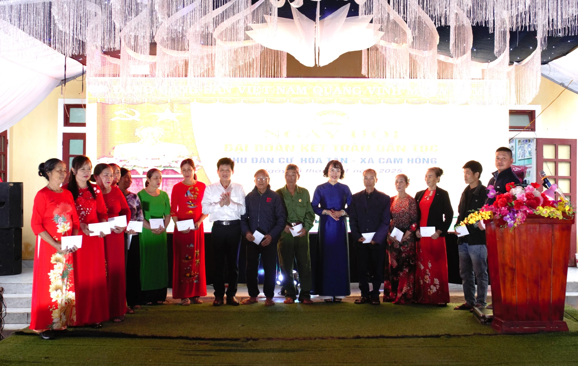 Provinční představitelé předávají dary znevýhodněným domácnostem ve vesnici Hoa Tan - Foto: H.N