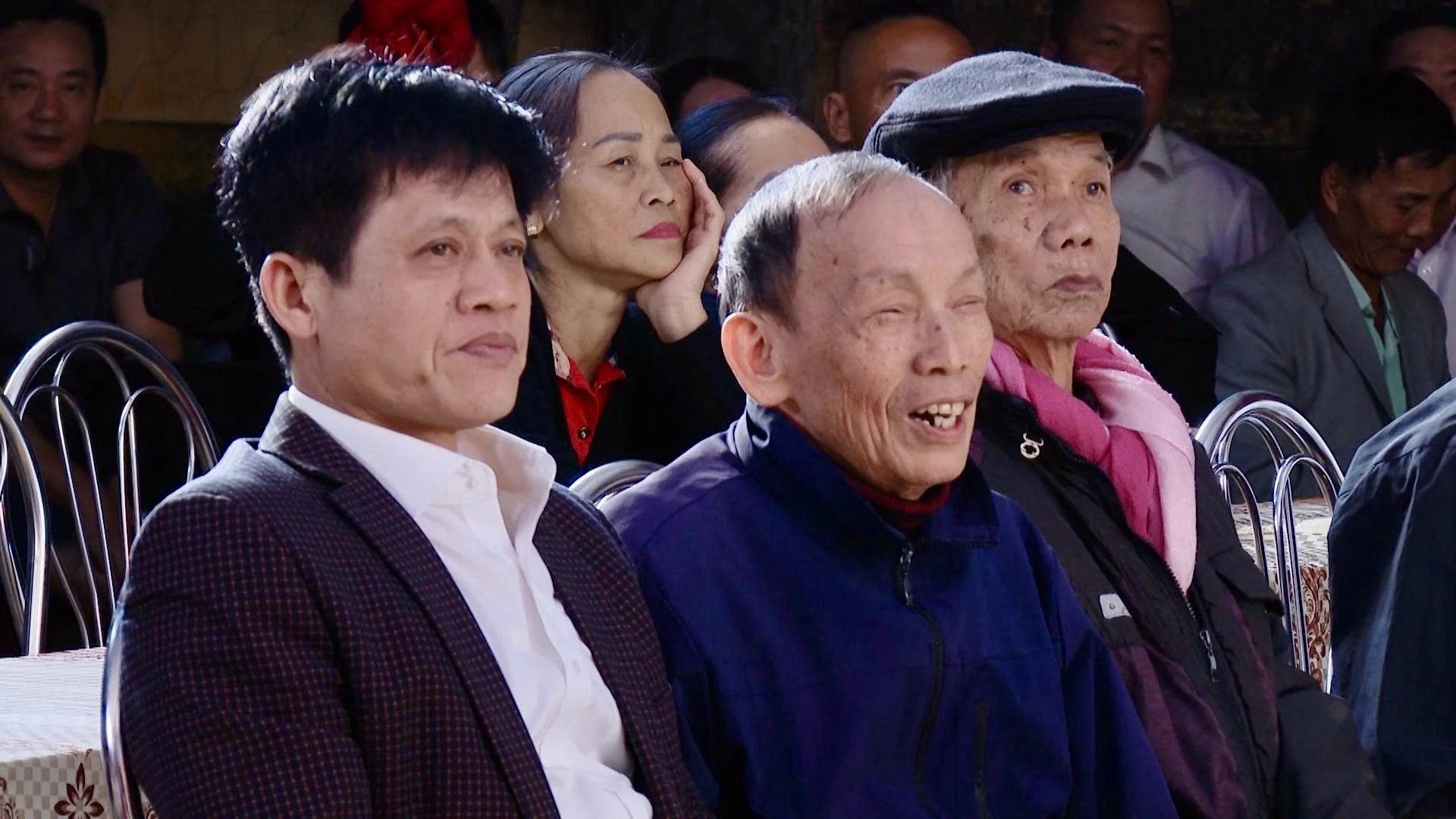 Soudruh Le Van Bao, vedoucí kanceláře provinčního výboru strany, se zúčastnil uměleckého festivalu ve vesnici Phan Xa - Foto: C.H