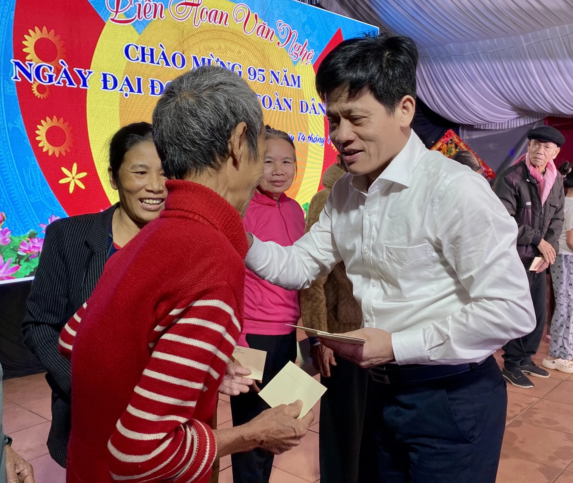 Soudruh Le Van Bao, vedoucí kanceláře provinčního výboru strany, předal dary domácnostem v obtížné situaci ve vesnici Phan Xa - Foto: H.N