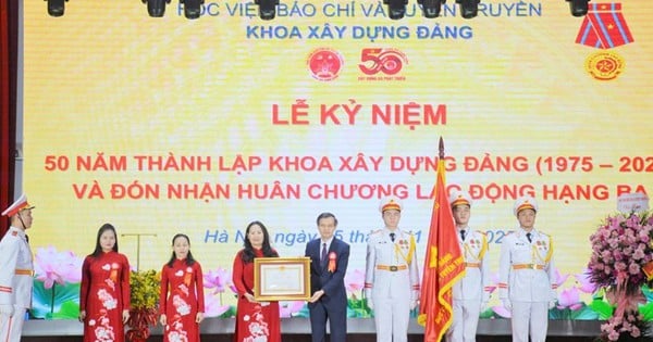 Học viện Báo chí và Tuyên truyền: Khoa Xây dựng Đảng đón nhận Huân chương Lao động hạng Ba