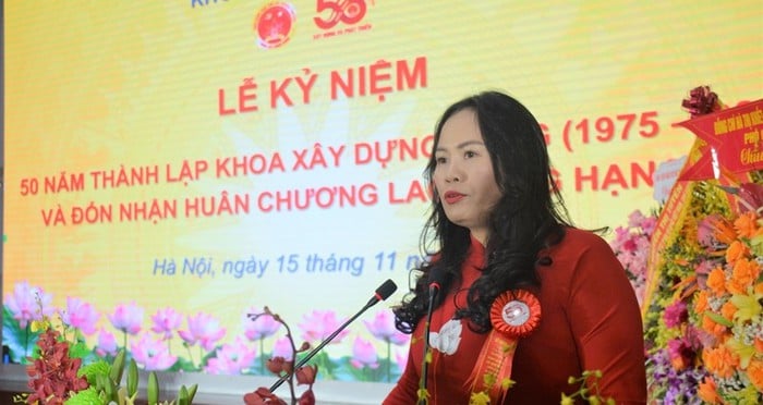 당건설학부(언론·커뮤니케이션학원)가 3급 노동훈장을 받았습니다. 사진 1. Khoa Xây dựng Đảng (Học viện Báo chí và Tuyên truyền) đón nhận Huân chương Lao động hạng Ba- Ảnh 1.