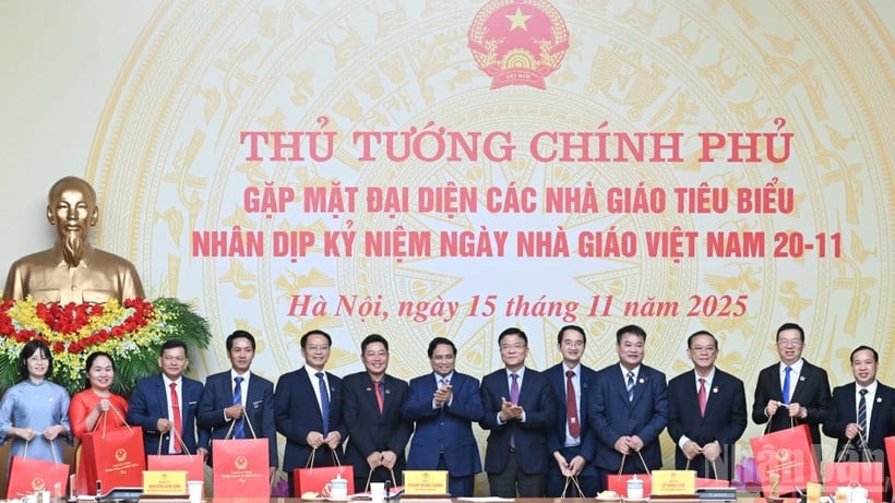 Premiärminister Pham Minh Chinh överlämnade gåvor för att gratulera framstående lärare vid mötet. (Foto: TRAN HAI)
