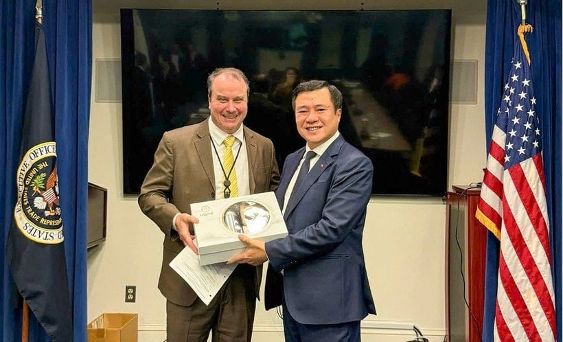 Viceminister van Industrie en Handel, plaatsvervangend hoofd van de delegatie voor regeringsonderhandelingen Nguyen Sinh Nhat Tan en vertegenwoordigers van de Amerikaanse kant. (Foto: Ministerie van Industrie en Handel/Vietnam+)