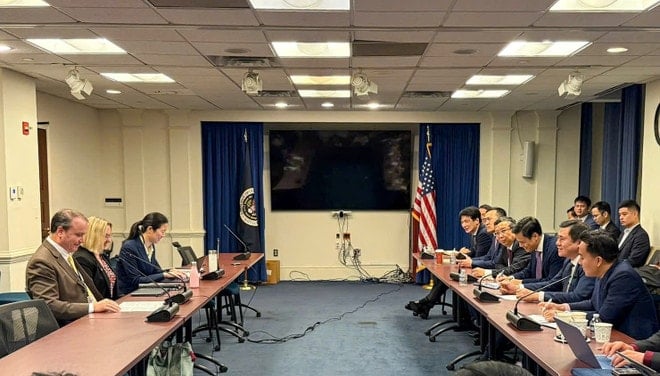 De plaatsvervangende minister van Industrie en Handel, plaatsvervangend hoofd van de delegatie voor overheidsonderhandelingen Nguyen Sinh Nhat Tan werkt samen met de Amerikaanse partij tijdens de technische onderhandelingen. (Foto: Ministerie van Industrie en Handel/Vietnam+) Thứ trưởng Bộ Công Thương, Phó Trưởng Đoàn đàm phán Chính phủ Nguyễn Sinh Nhật Tân làm việc với phía Hoa Kỳ trong phiên đàm phán kỹ thuật. (Ảnh: BCT/Vietnam+)