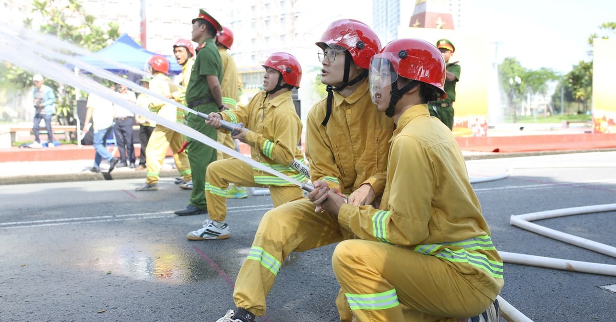 Sinh viên KTX Đại học Quốc gia TP.HCM vào vai lính cứu hỏa