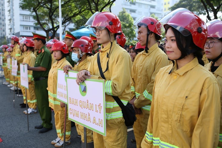 Des étudiants du dortoir de l'Université nationale de Hô Chi Minh-Ville jouent le rôle de pompiers - Photo 1. Sinh viên KTX Đại học Quốc gia TP.HCM vào vai lính cứu hỏa- Ảnh 1.