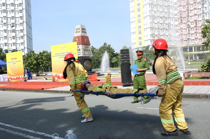 Des étudiants du dortoir de l'Université nationale de Hô Chi Minh-Ville jouent le rôle de pompiers - Photo 2. Sinh viên KTX Đại học Quốc gia TP.HCM vào vai lính cứu hỏa - Ảnh 2.