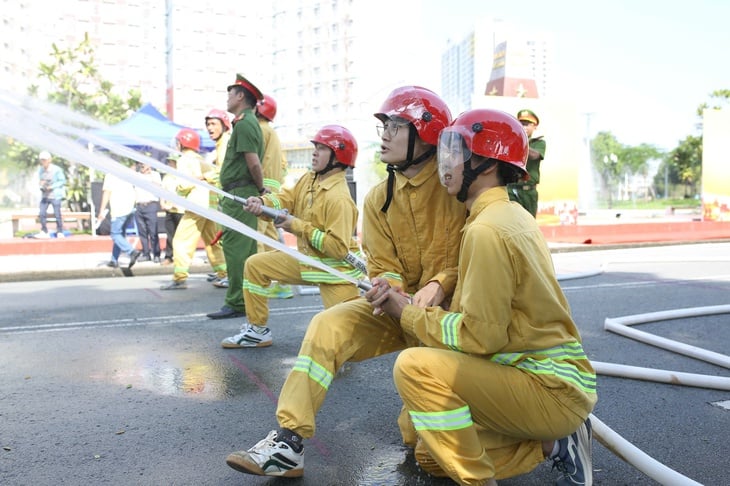 Des étudiants du dortoir de l'Université nationale de Ho Chi Minh-Ville jouent le rôle de pompiers - Photo 3. Sinh viên KTX Đại học Quốc gia TP.HCM vào vai lính cứu hỏa- Ảnh 3.