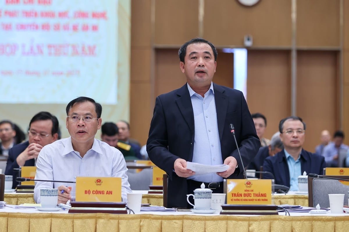 Bộ trưởng Bộ Nông nghiệp và Môi trường Trần Đức Thắng báo cáo tại phiên họp. Ảnh: VGP/Nhật Bắc.