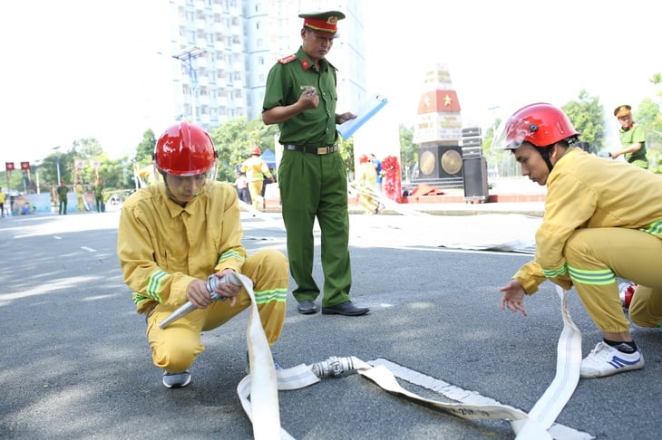 Des étudiants du dortoir de l'Université nationale de Hô Chi Minh-Ville jouent le rôle de pompiers - Photo 4. Sinh viên KTX Đại học Quốc gia TP.HCM vào vai lính cứu hỏa- Ảnh 4.