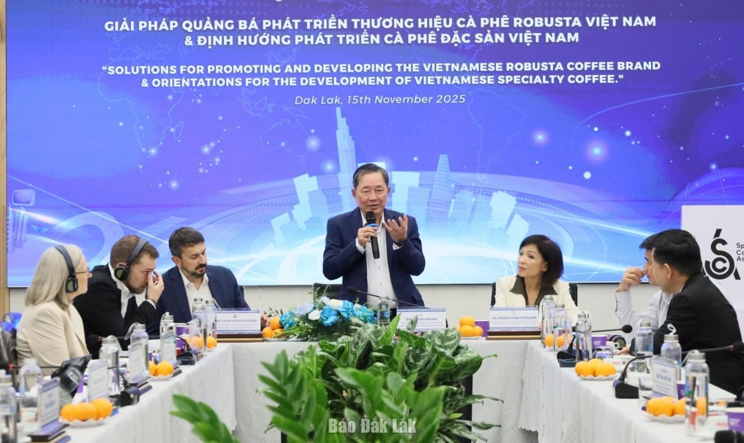 De discussie werd voorgezeten door de heer Nguyen Nam Hai, voorzitter van VICOFA.