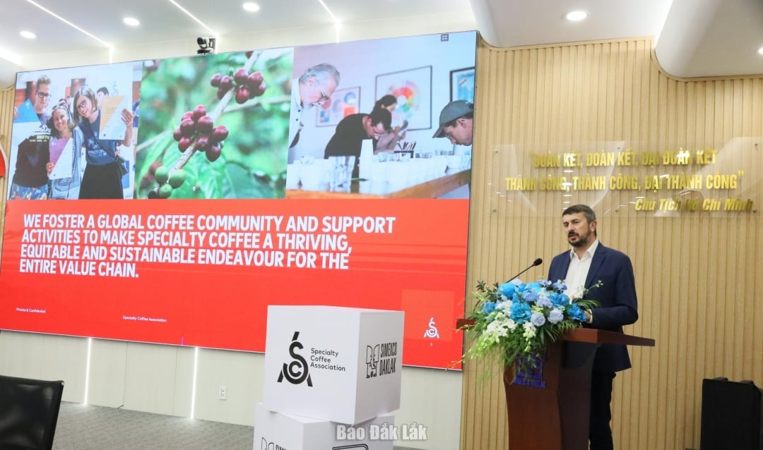De heer Yannis Apostolopoulos, directeur van de Specialty Coffee Association (SCA), sprak.