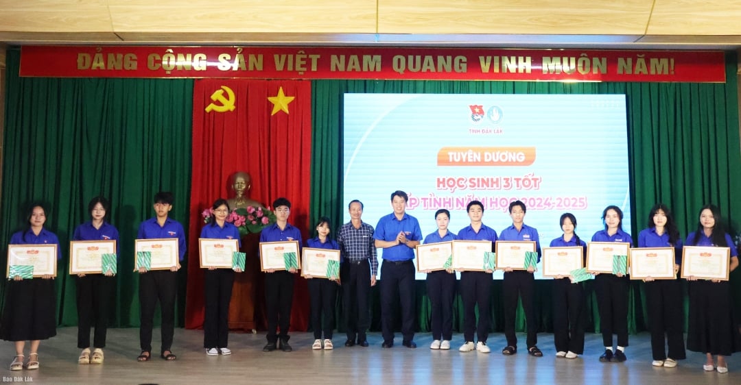 Representanter från provinsiella ungdomsförbund delade ut förtjänstintyg till individer som uppnått titeln