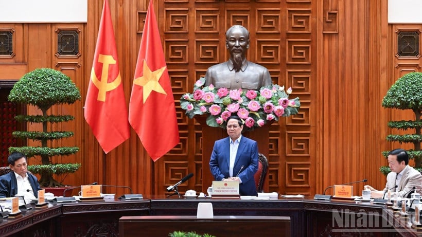 Statsministern ledde ett möte med regeringens ständiga kommitté för att avge yttranden om planeringsprojektet för Red River Landscape Axis och det olympiska sportstadsområdet. (Foto: Tran Hai)