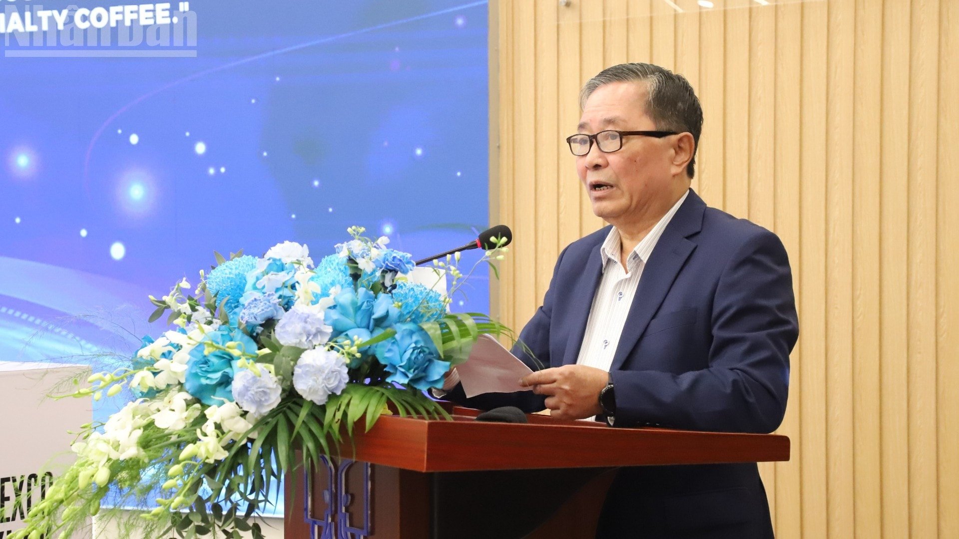 O presidente da Associação Vietnamita de Café e Cacau, Nguyen Nam Hai, informou sobre a situação da produção e exportação de café do Vietnã durante o seminário. ndo_tl_img-7754-8435.jpg