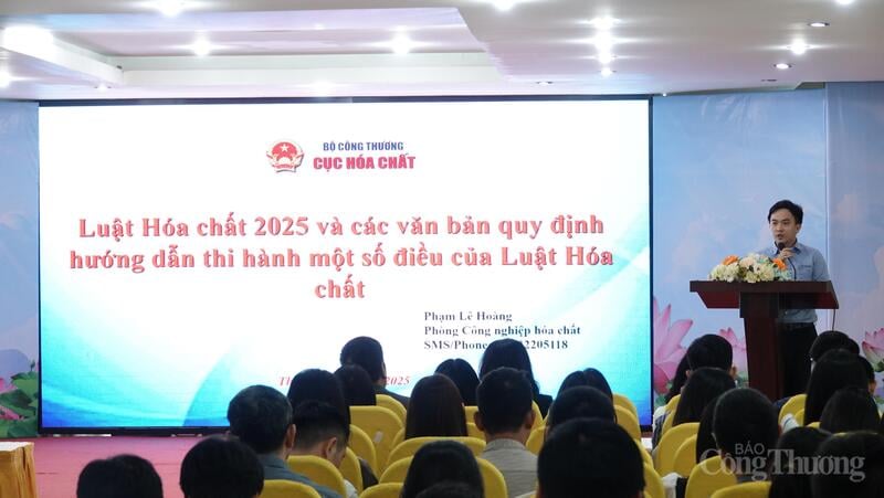 محکمہ کیمیکلز اور لوکلٹیز نے فوری طور پر 2025 کیمیکل قانون کو کاروباری برادری میں متعارف کرانے اور پھیلانے کے لیے تعینات کیا ہے۔ تصویر: Quoc Huy