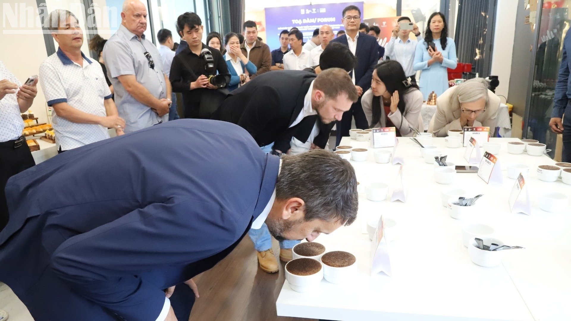 Representantes da Organização Mundial de Cafés Especiais e da Trans-Pacific Partnership Company apreciam um café especial vietnamita. ndo-tl-img-7879-6456.jpg